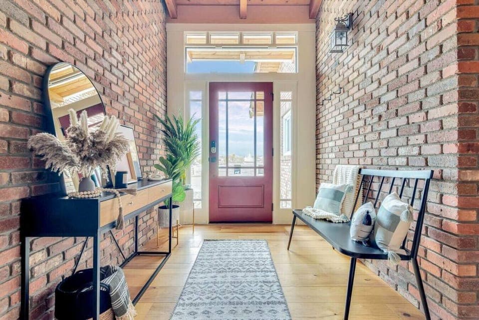 [Front entry] Front hallway and foyer to get settled upon arrival