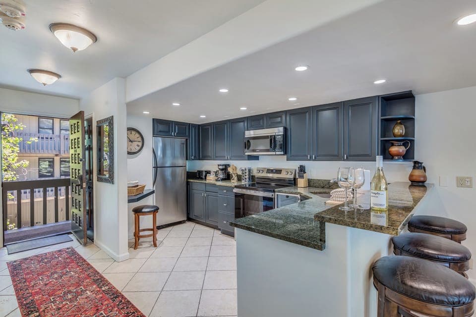 Full kitchen with bear seating