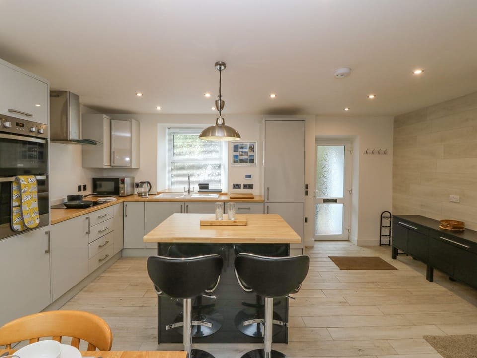 Cottage | Private kitchen | Fridge, dishwasher, electric kettle, toaster