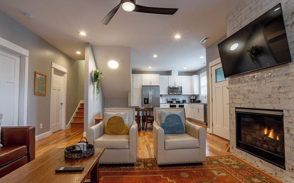 Living Room w/ Smart TV & Gas Logs