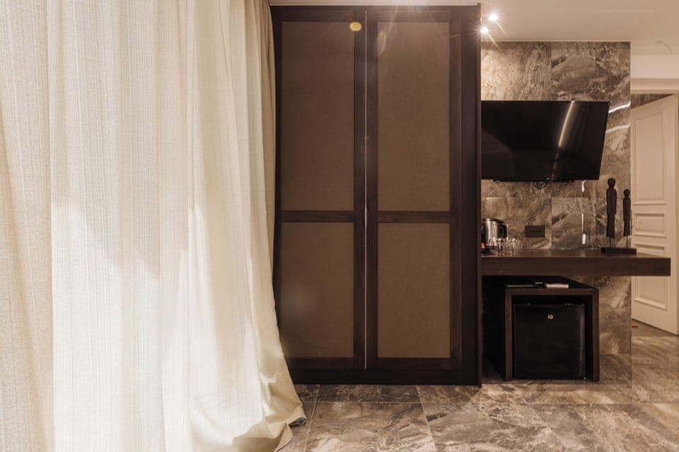 Luxury Suite with Private Jacuzzi | Hypo-allergenic bedding, minibar, in-room safe, desk