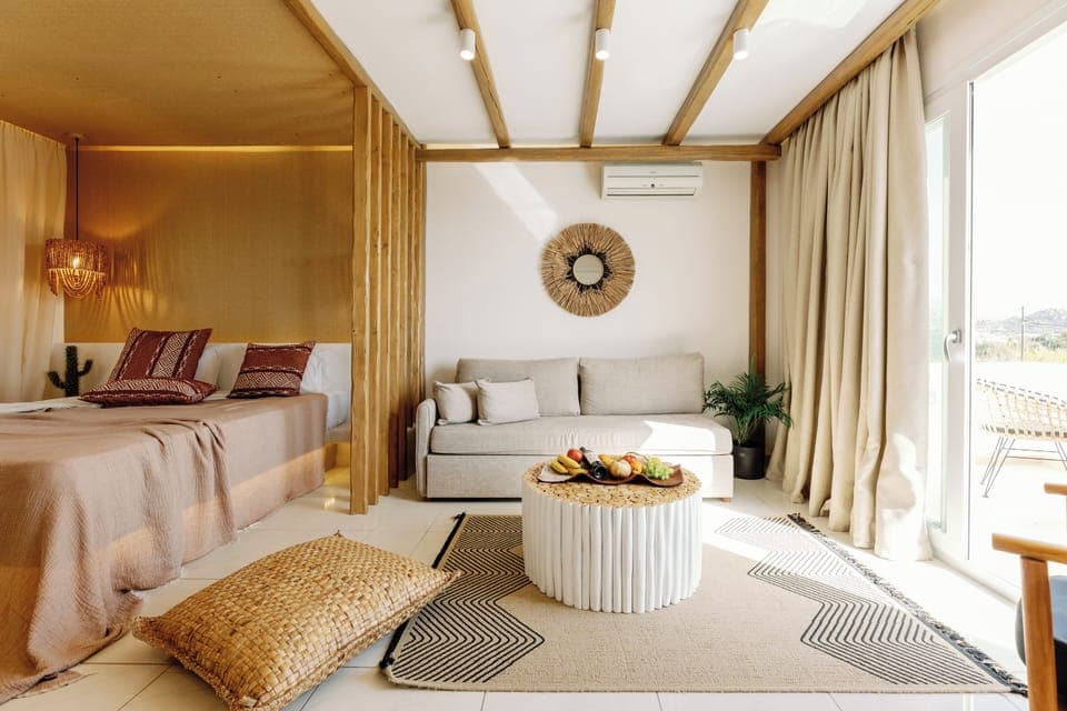 Luxury Suite with Private Jacuzzi | Hypo-allergenic bedding, minibar, in-room safe, desk