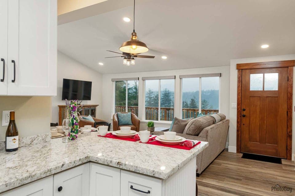 Kitchen / Island Seating