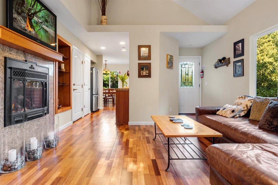 Easy access from living room to kitchen to dining room