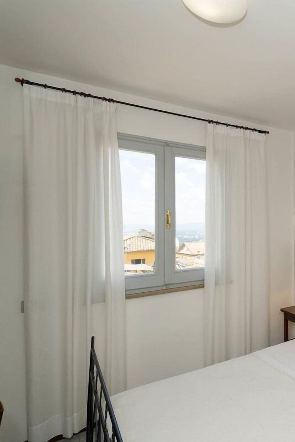 Traditional Room, 1 Queen Bed | Hypo-allergenic bedding, down comforters, desk, free WiFi