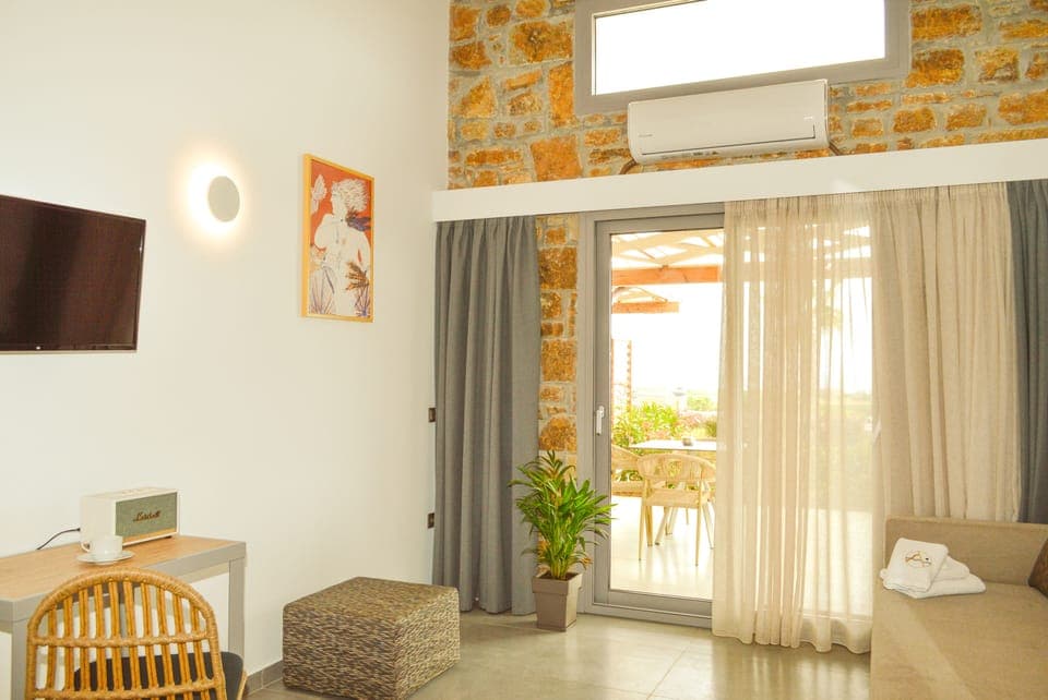 Deluxe Suite, Sea View | Living area | Smart TV