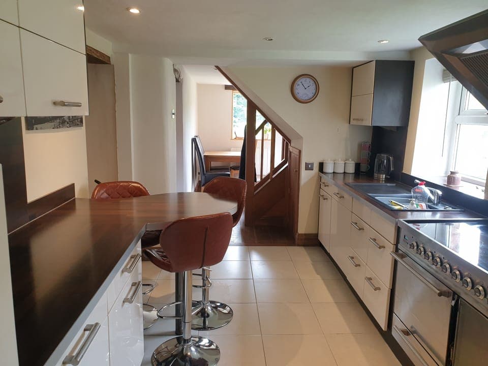 Cottage | Private kitchen | Fridge, microwave, oven, stovetop