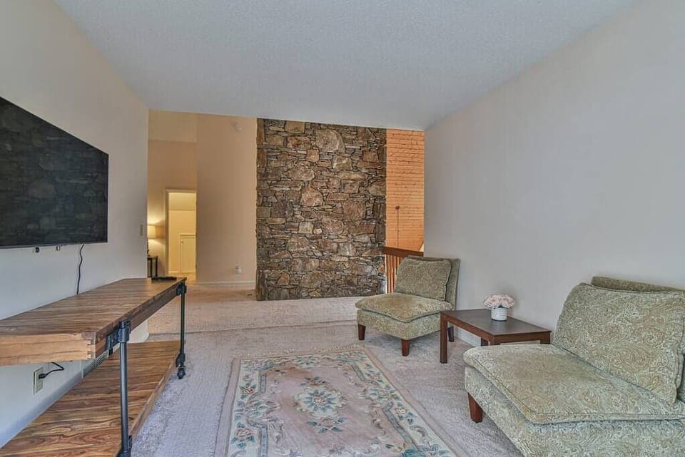 Sitting area with TV in the master bedroom