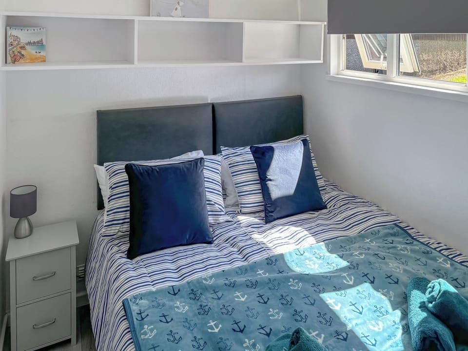 Twin zip and link bedroom with kingsize bed | Chalet 54, Cromer