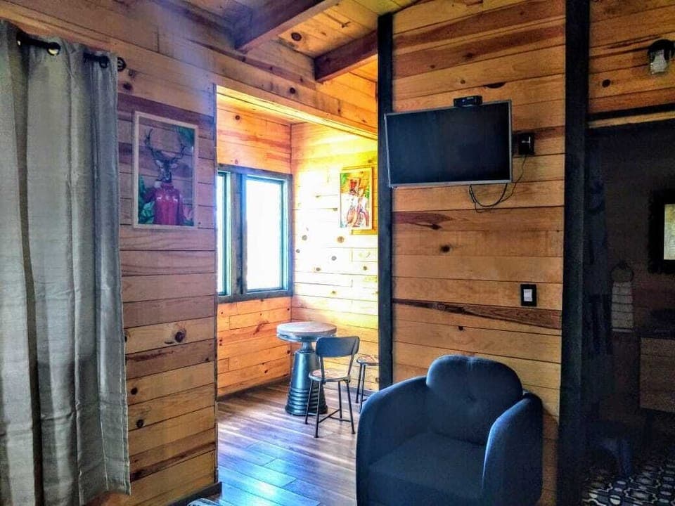Deluxe Cabin | Individually decorated, laptop workspace, free WiFi, bed sheets