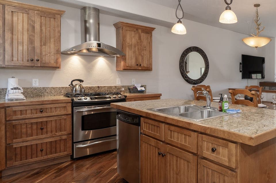 Townhome, 3 Bedrooms | Private kitchen | Fridge, oven, coffee/tea maker, toaster