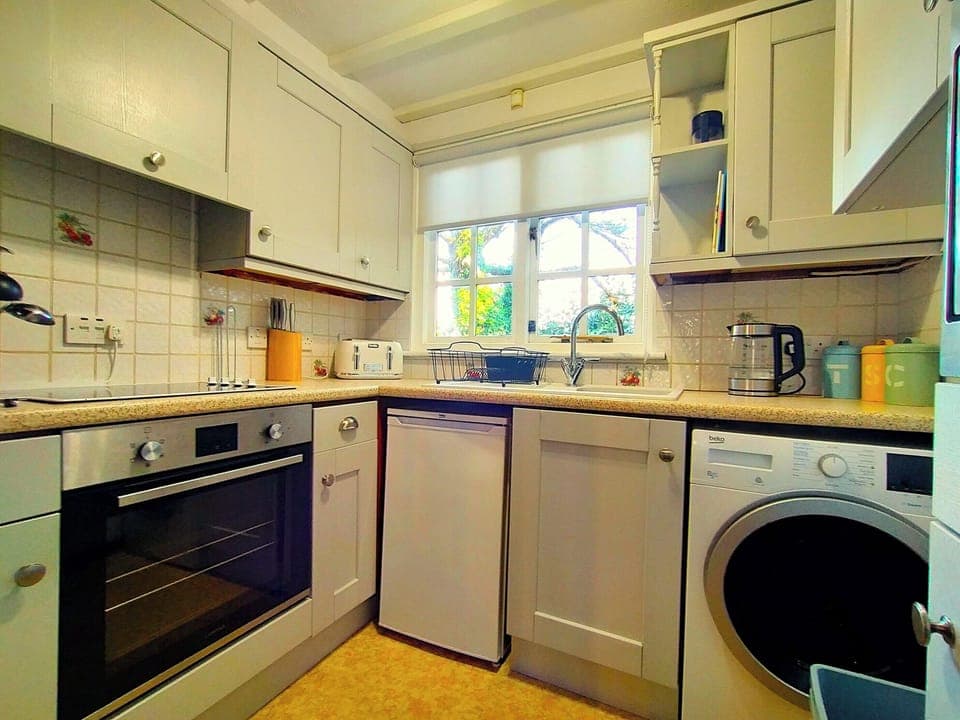House | Private kitchen | Fridge, microwave, oven, stovetop