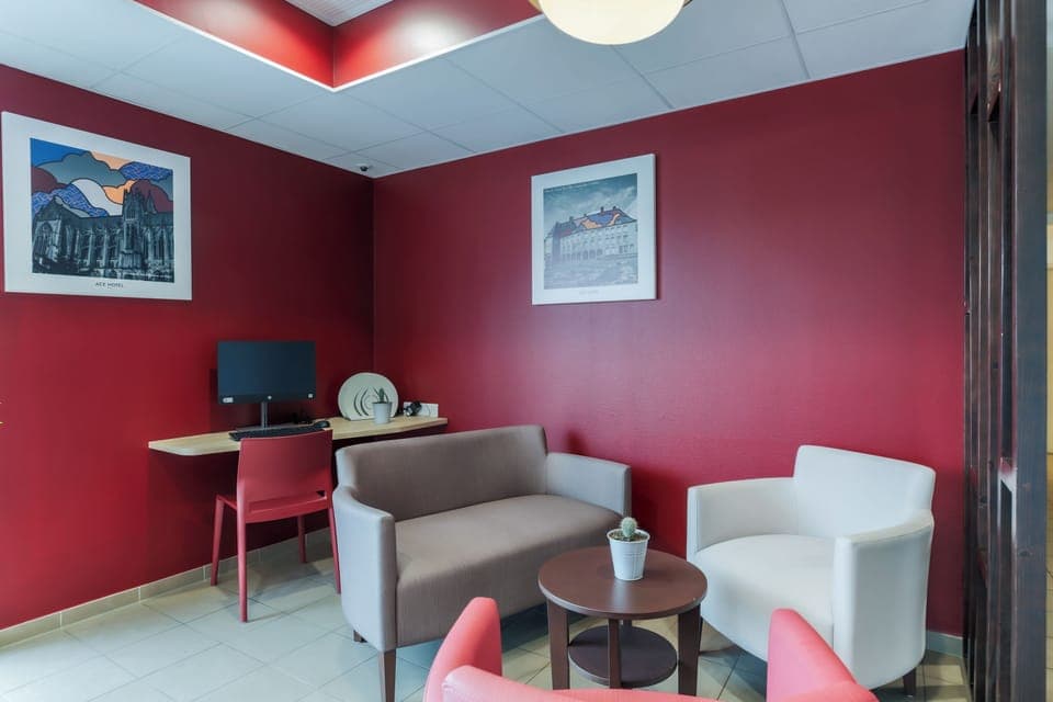 Flat-screen TV, computer monitors