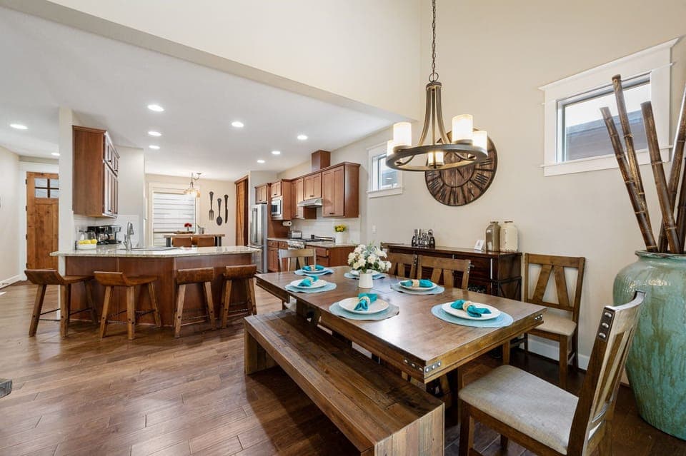 Plenty of seating for dining 