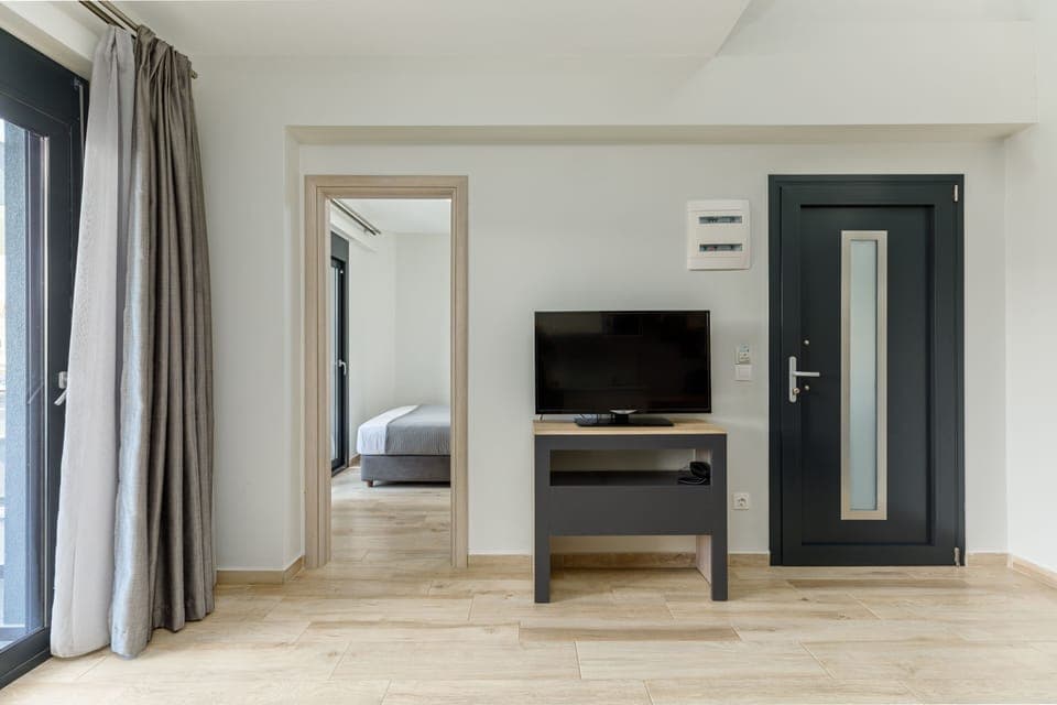 Family Suite | Living area | 40-inch Smart TV with satellite channels, TV