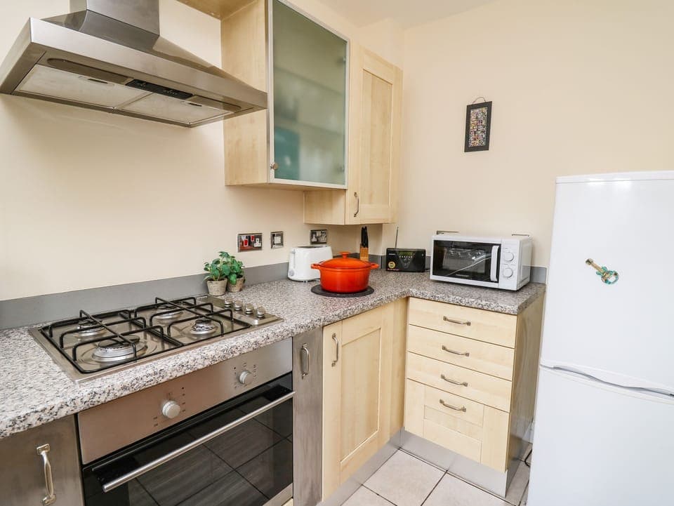 Cottage | Private kitchen | Fridge, electric kettle, toaster, cookware/dishes/utensils