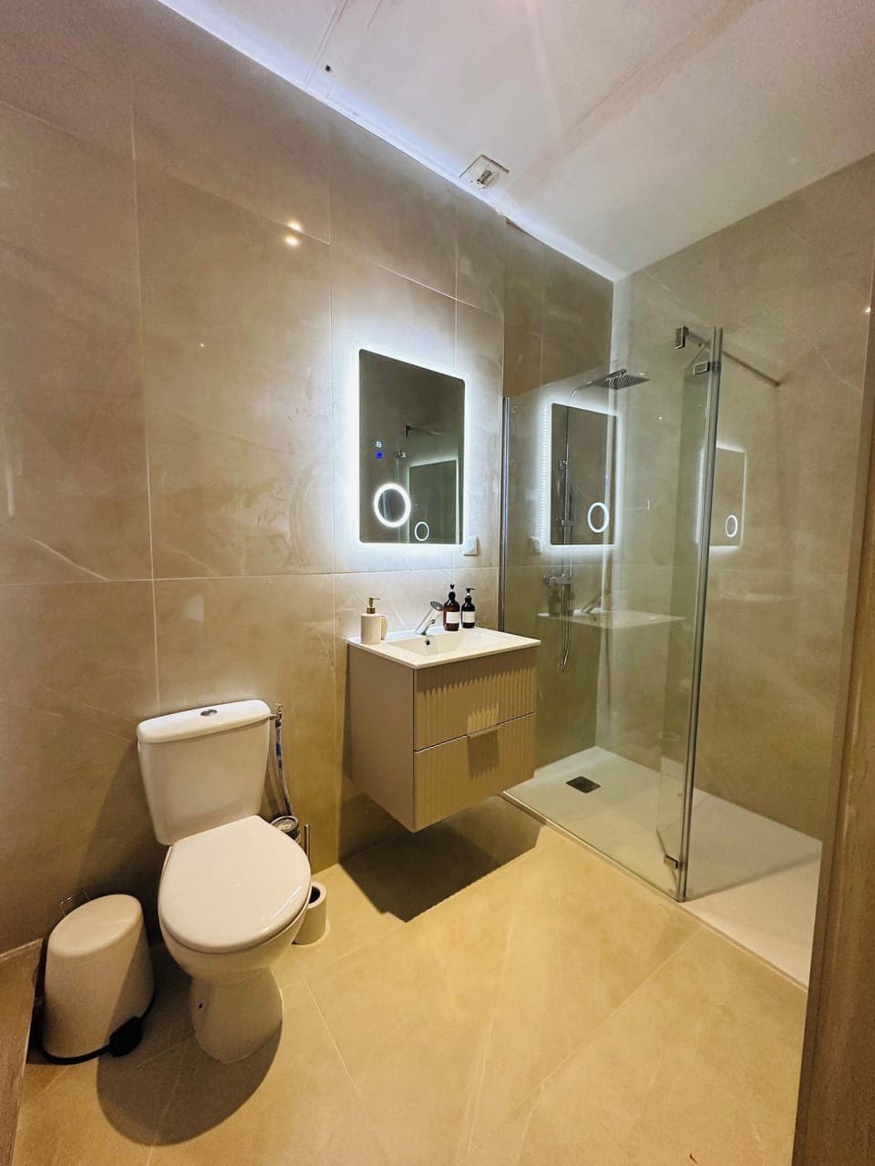 Standard Double Room | Bathroom | Hair dryer, towels, soap, shampoo