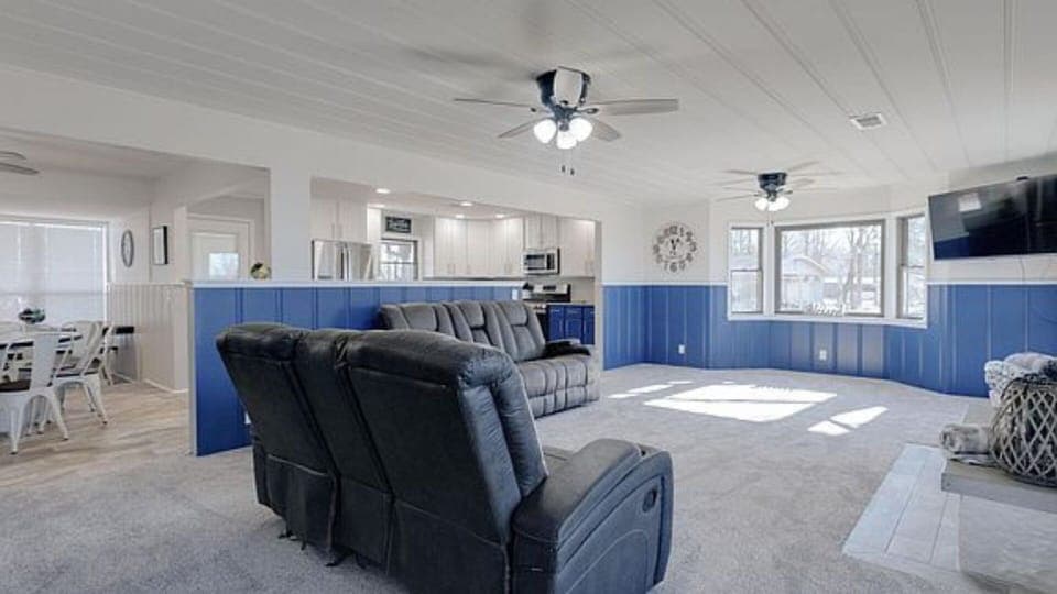 Large living room to relax. 2 addt recliners added. Smart TV and gas fireplace. 