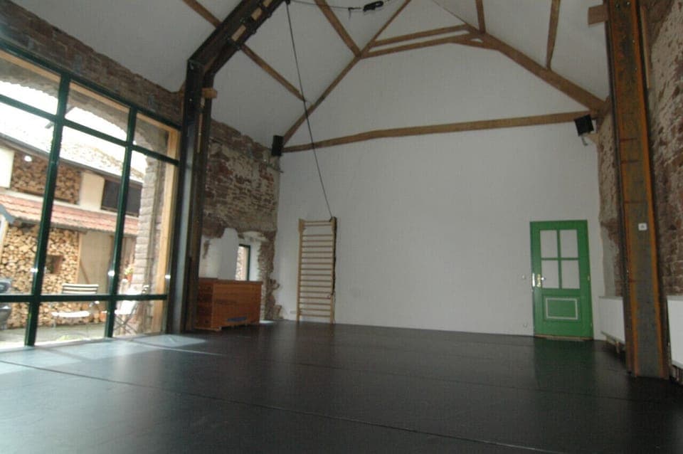 Nach individueller Rücksprache und gegen Aufpreis kann der Proberaum dazu gemietet werden.