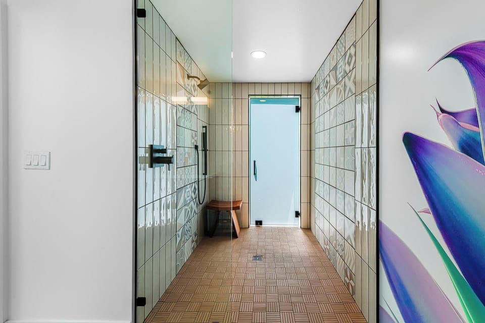 Premium Studio Suite | Bathroom shower
