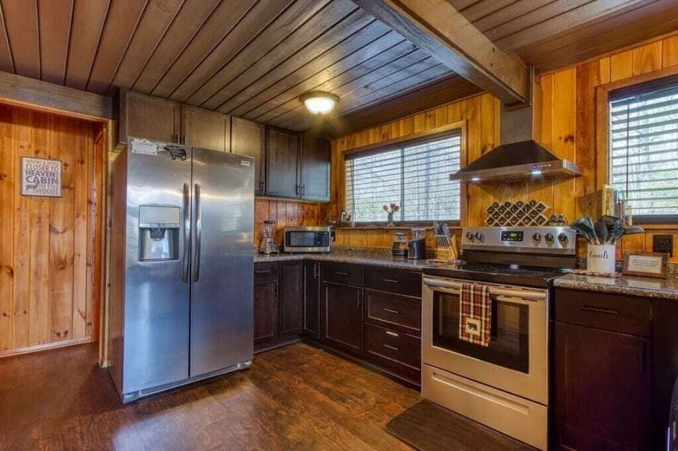 Honey Bear Slopes' fully equipped kitchen