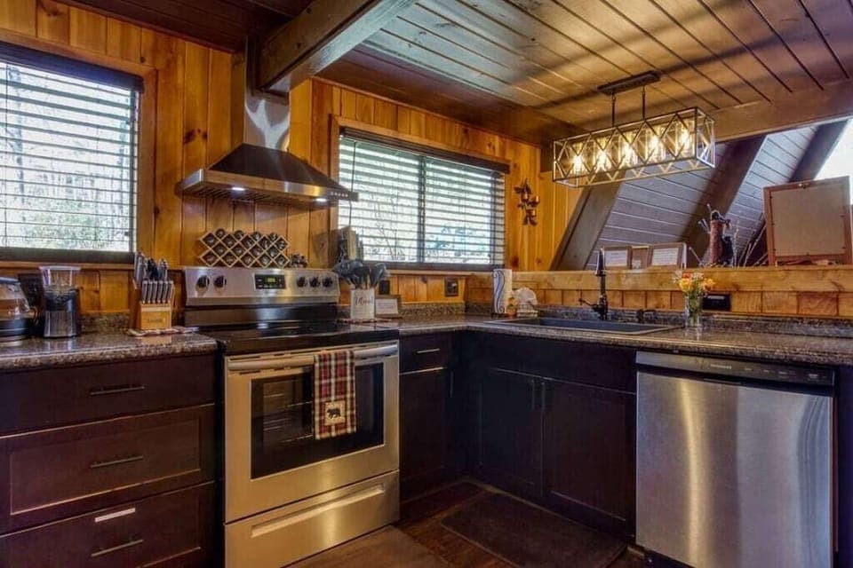 Honey Bear Slopes' fully equipped kitchen