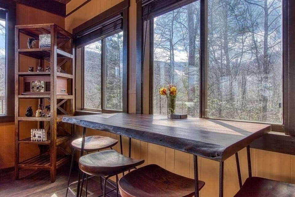 Honey Bear Slopes' cozy living area