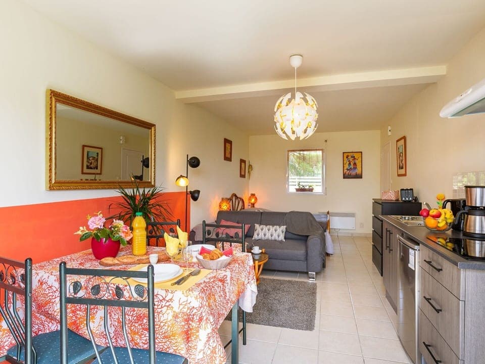 Water, Plant, Building, Daytime, Property, Sky, Swimming Pool, Azure, Tree, Body Of Water