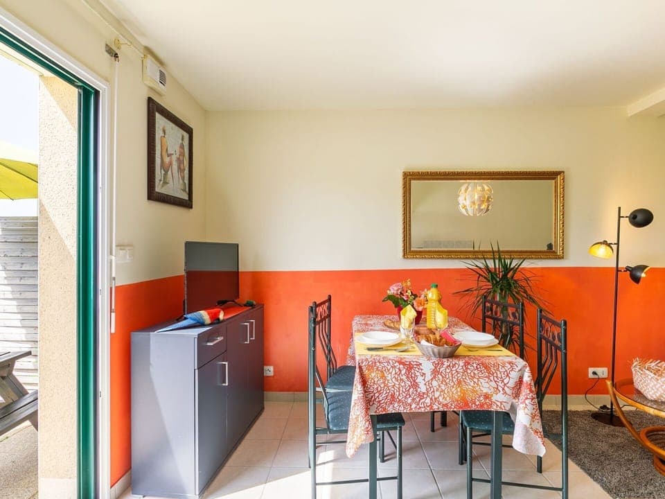 Water, Plant, Building, Daytime, Property, Sky, Swimming Pool, Azure, Tree, Body Of Water