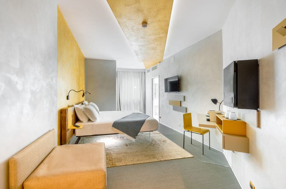 Deluxe Superior Room | Minibar, in-room safe, blackout drapes, soundproofing