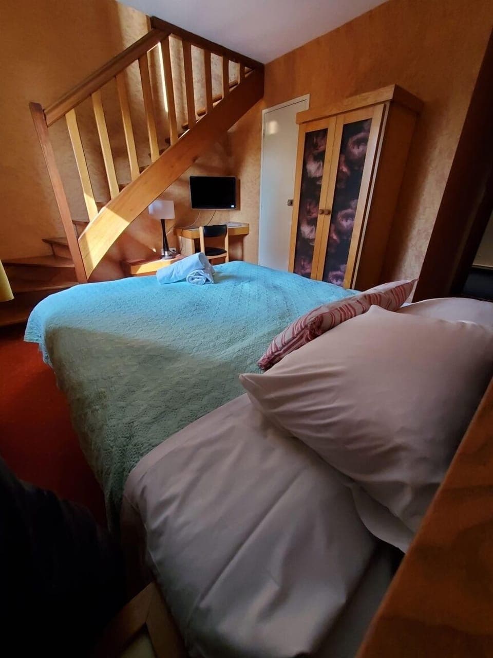 Laptop workspace, blackout drapes, soundproofing, free WiFi