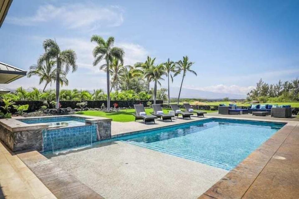 (1) Heated Pool & Spa With Gorgeous Mountain and Golf Course Views!