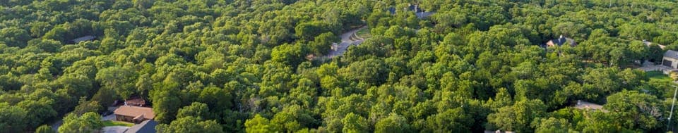 Conveniently located 1 mile (5-minute drive) from the lake and Highport Marina