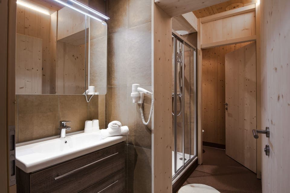 Comfort Room | Bathroom | Shower, free toiletries, hair dryer, towels