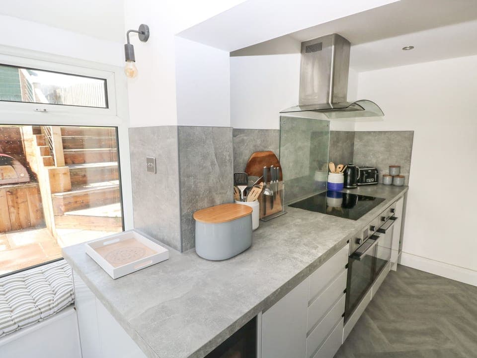 Cottage | Private kitchen | Fridge, dishwasher, electric kettle, toaster