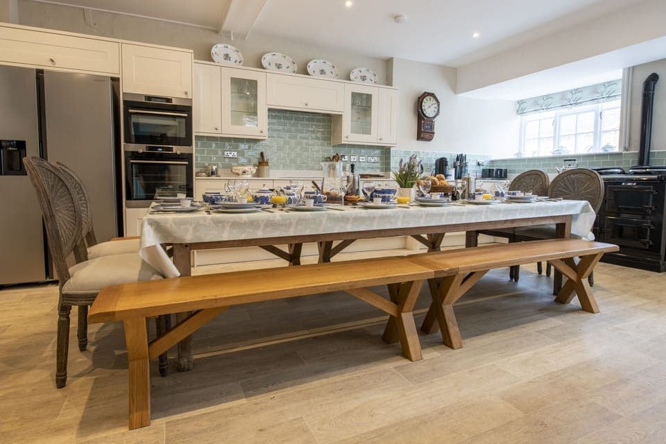 Upper Helmsley Hall, Nr York: Well-equipped kitchen and breakfast seating area