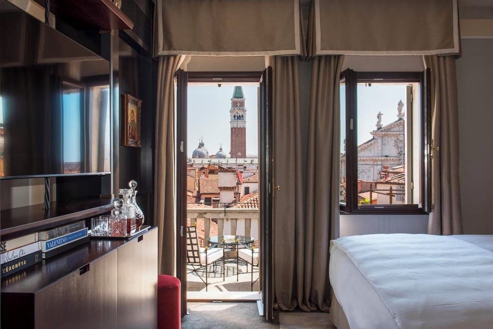 Junior Suite, 1 King Bed, Pool Access, City View | City view