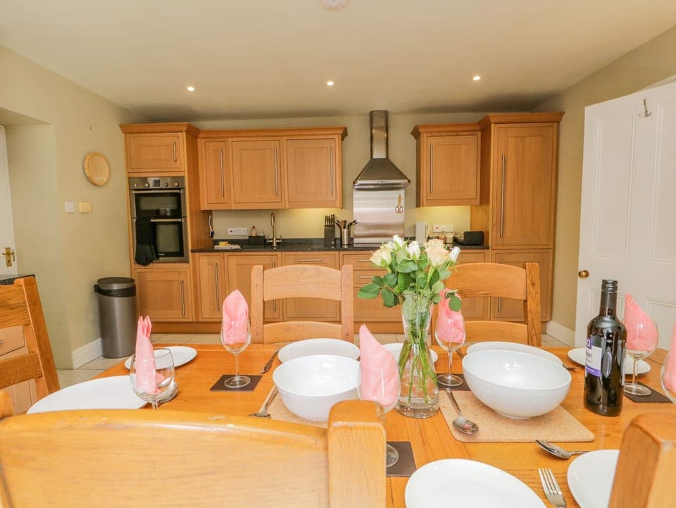 Cottage | Private kitchen | Fridge, dishwasher, electric kettle, toaster
