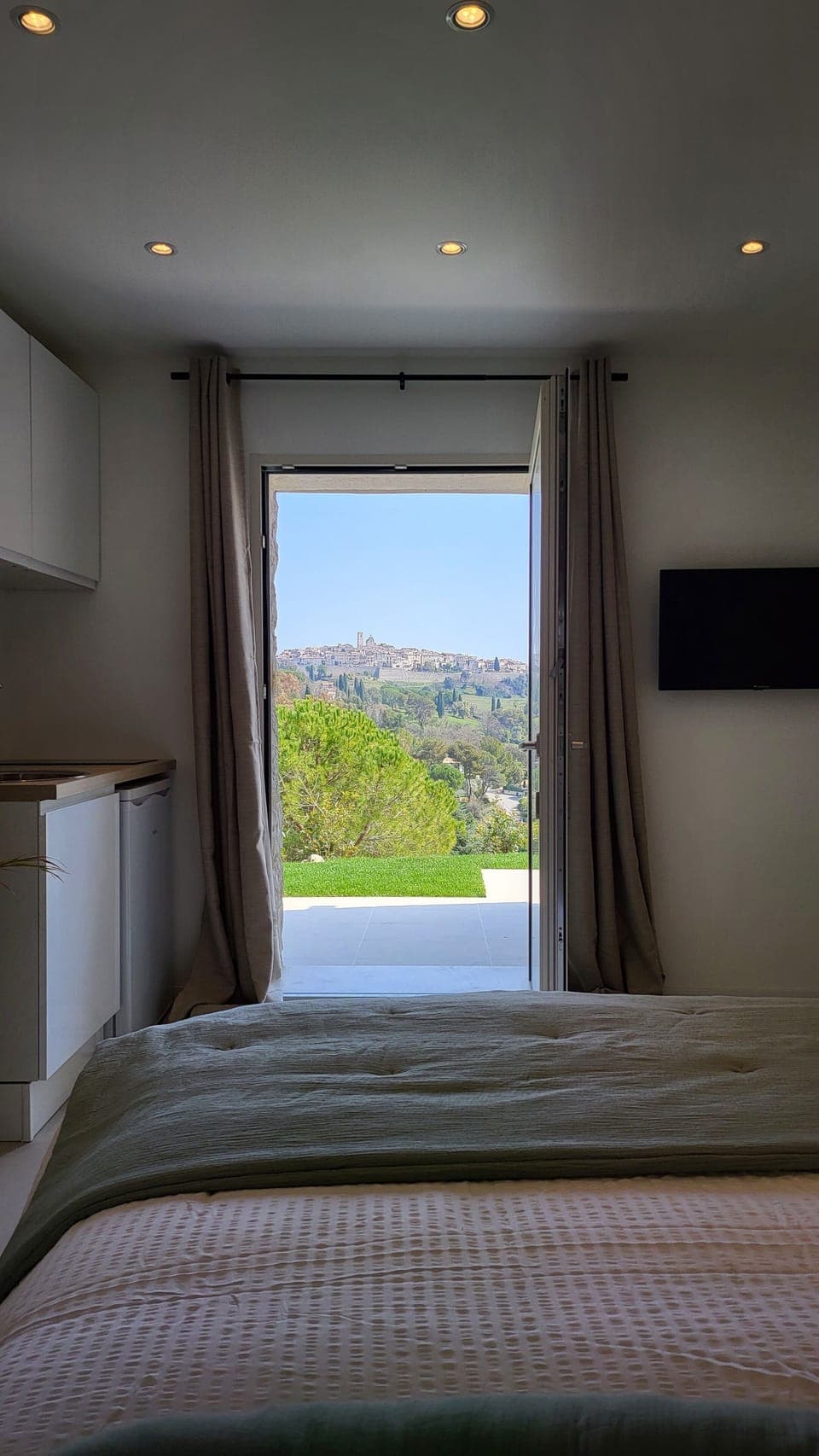 Romantic Studio | Premium bedding, individually decorated, individually furnished