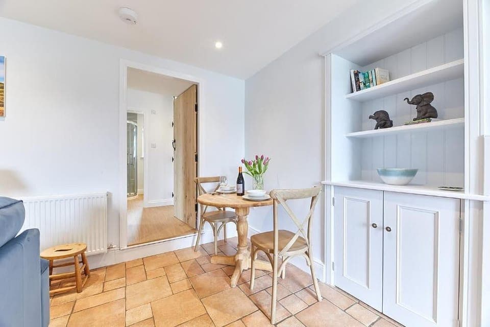 Maggies, Wall - Host & Stay