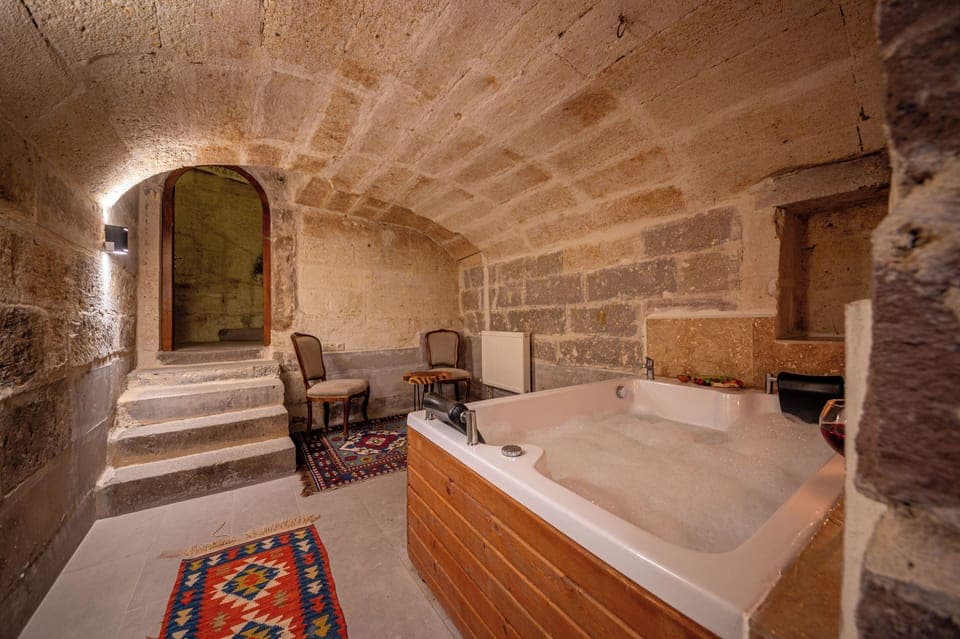 Deluxe Suite | Bathroom | Free toiletries, hair dryer, bathrobes, slippers