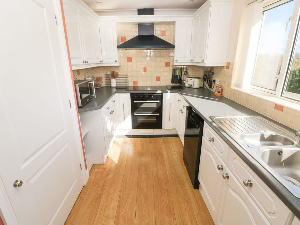 Cottage | Private kitchen | Dishwasher, cookware/dishes/utensils