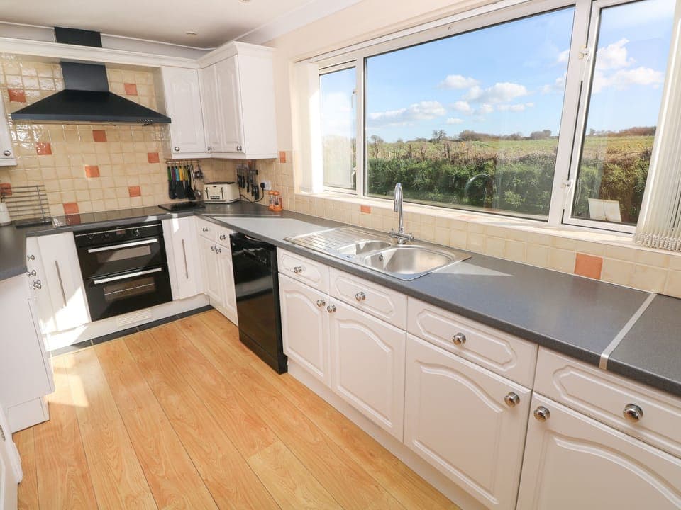 Cottage | Private kitchen | Dishwasher, cookware/dishes/utensils