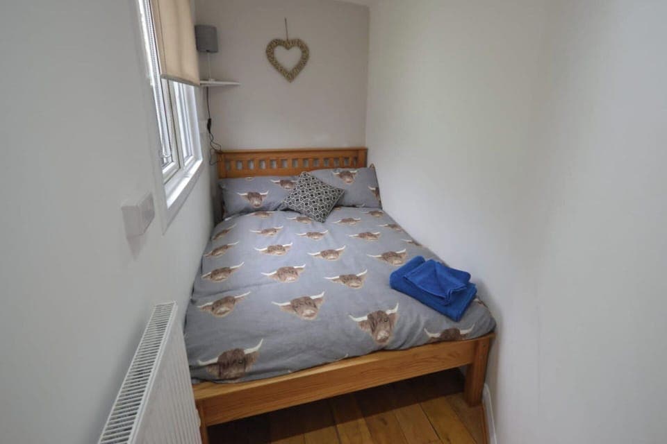 2 bedrooms, travel crib, free WiFi, bed sheets
