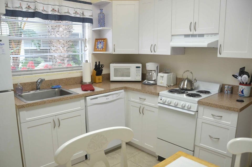 Studio Queen | Private kitchen | Fridge, microwave, oven, stovetop