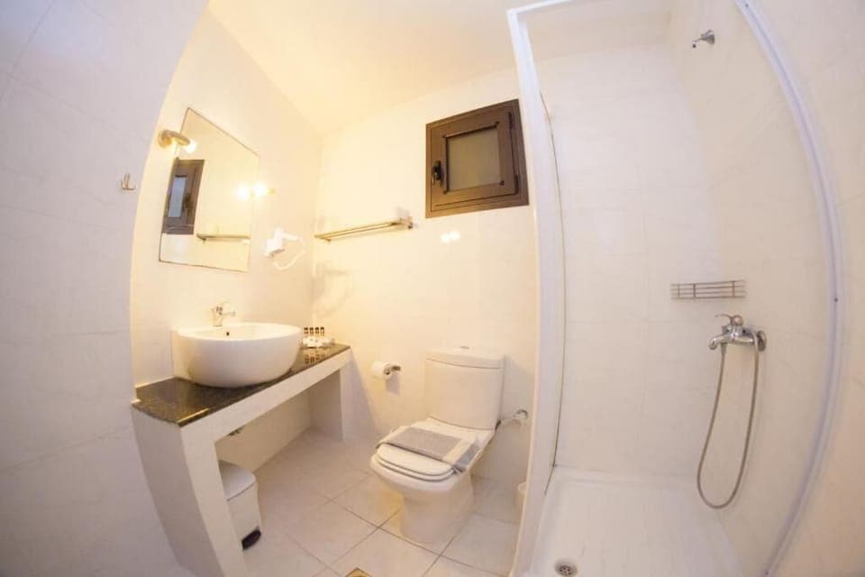 Maisonette | Bathroom | Shower, free toiletries, hair dryer, towels