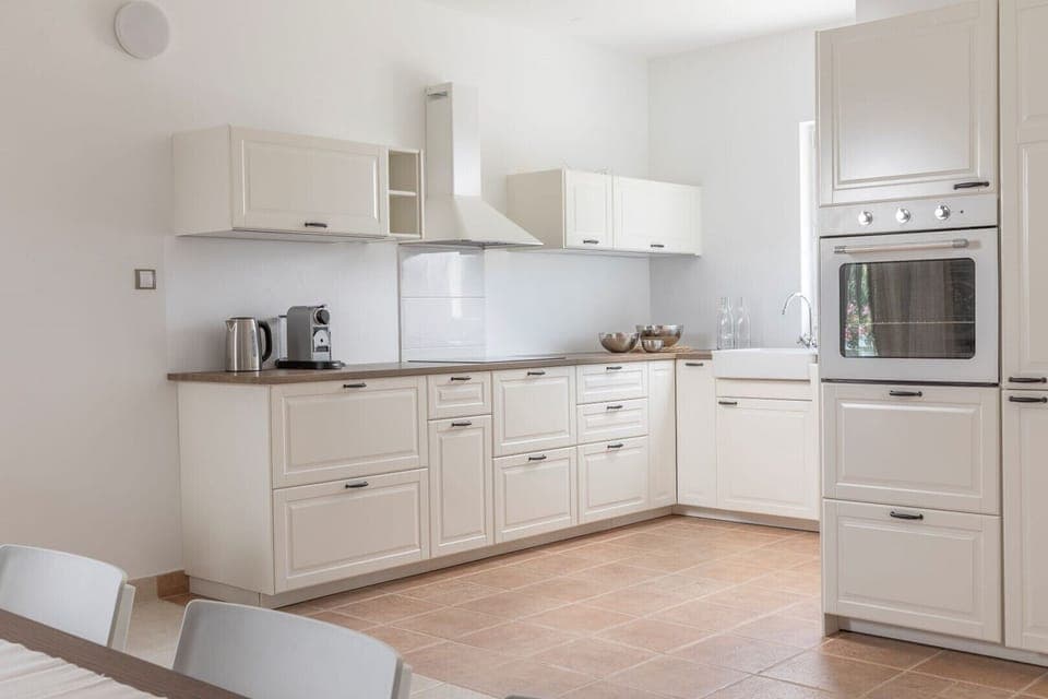 Fully equipped kitchen.