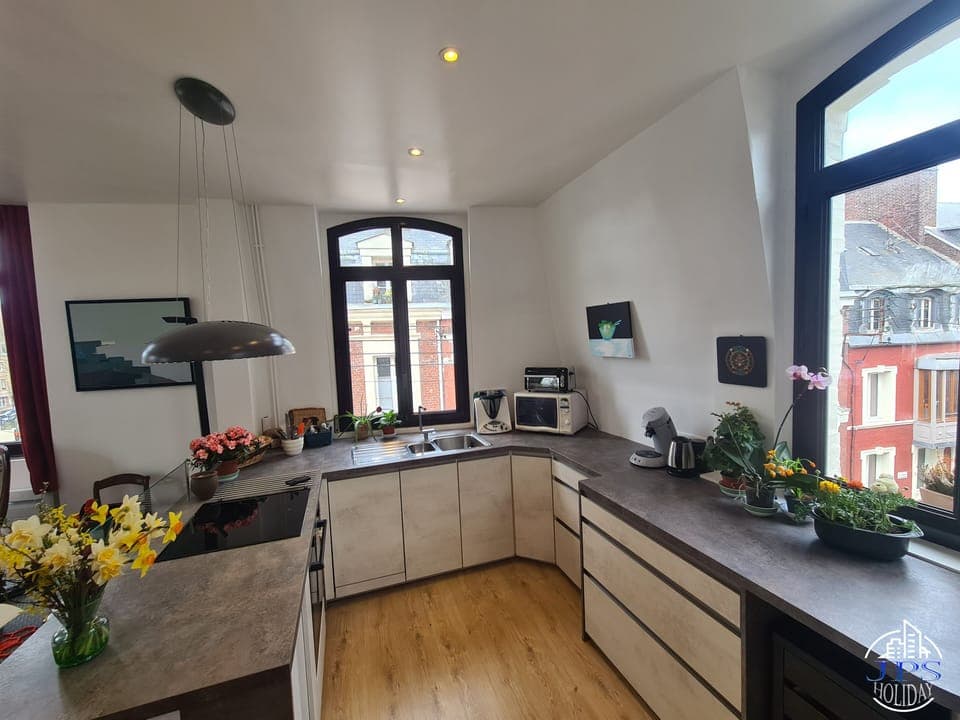 Elite Apartment, Ensuite, City View (Le phare Dieppois) | Shared kitchen | Highchair