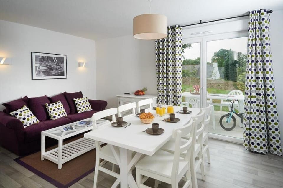 Maisonnette 4 pieces duplex 6/8 | Living area | 32-inch TV with digital channels, table tennis