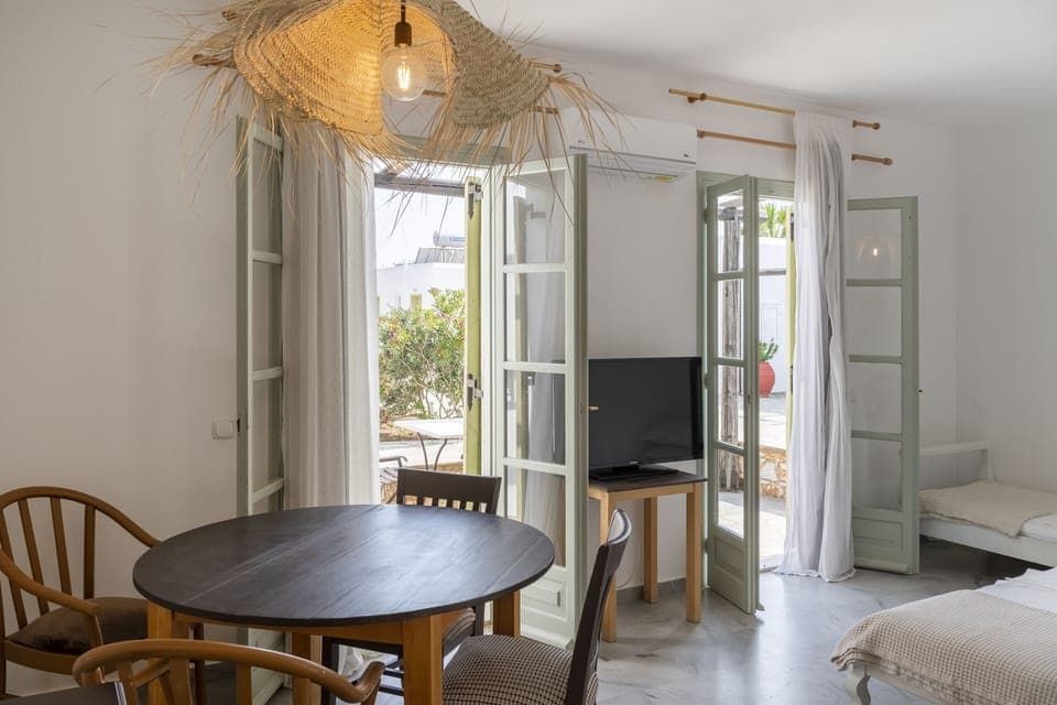 Family Room | Premium bedding, minibar, in-room safe, desk